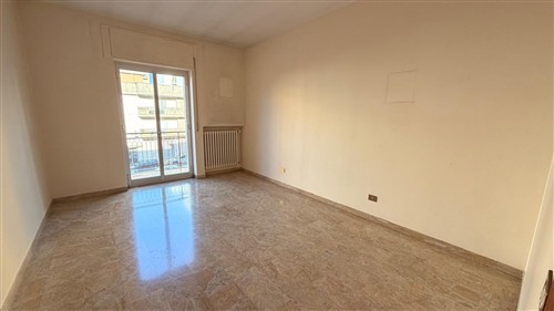 Zona Semi-Centrale, Appartamento di 4 Vani Oltre Accessori, Vano Deposito e Box Auto.
